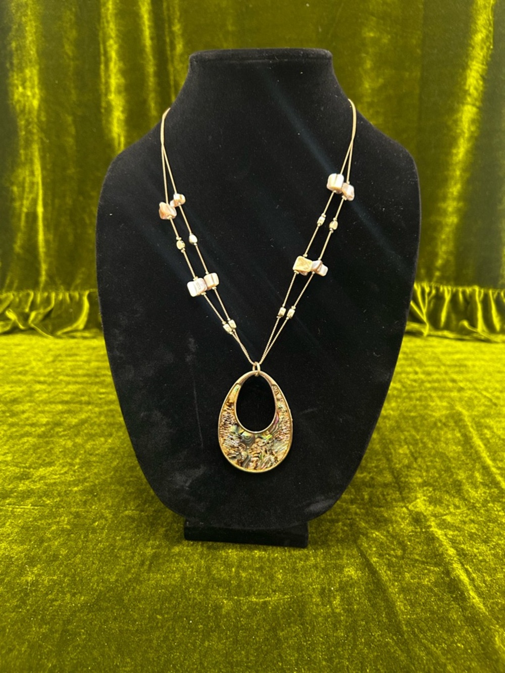 Elegant Abalone Teardrop Pendant Necklace - Gold Tone